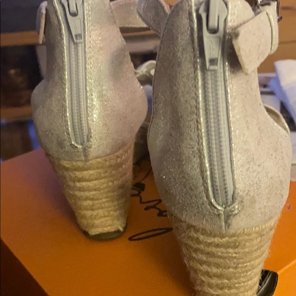 Silver Comfortview sandals 7M - Picture 3 of 5